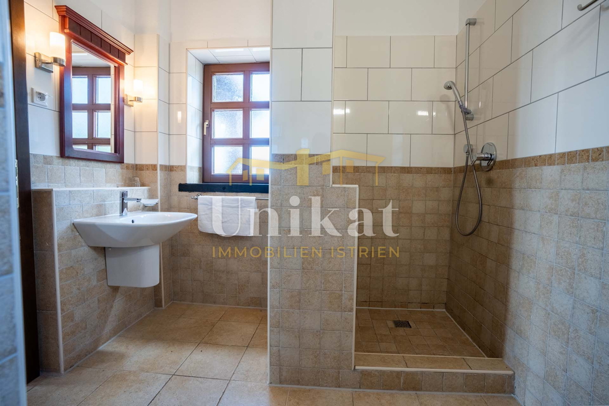 Poreč okolica: Kamnita vila s bazenom